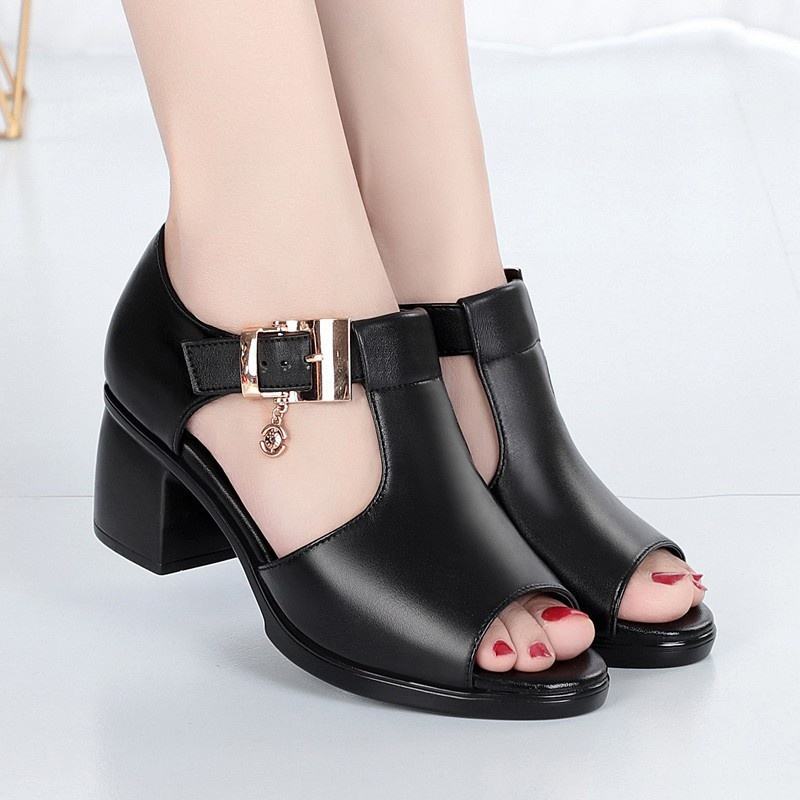 Sandale talon carré boucle dorée femme coloris noir